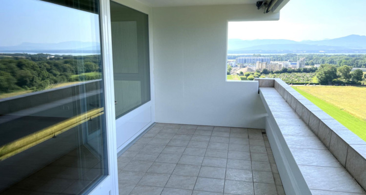 Appartement de 4.5 pièces avec balcon, vue imprenable sur le lac et les montagnes image 2