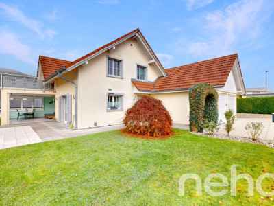 Freistehendes Einfamilienhaus mit modernem Ausbau und viel Umschwung image 1