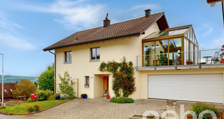 Erstklassiges Einfamilienhaus mit Seesicht und grosser Landparparzelle image 1