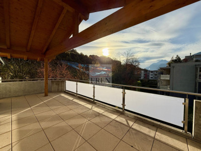 Spacieux et lumineux attique 4,5 pièces traversant avec terrasse et balcon à vendre à Pont-de-la-Morge (Sion) image 1