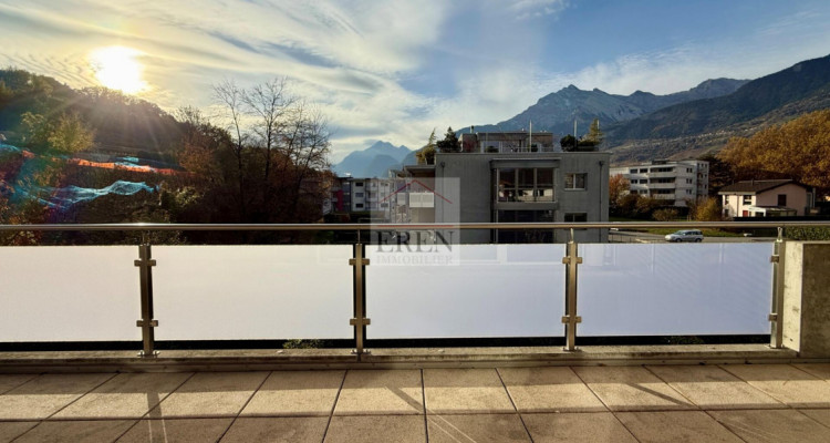 Spacieux et lumineux attique 4,5 pièces traversant avec terrasse et balcon à vendre à Pont-de-la-Morge (Sion) image 3