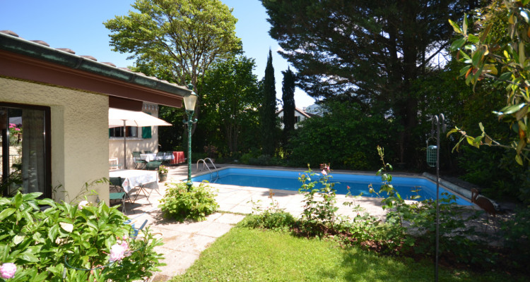 Un îlot de verdure avec piscine image 1