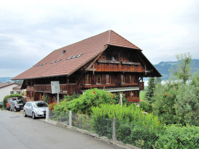 Zu vermieten in Gwatt, in altem, umgebauten Bauernhaus, grosse 3,5 Zimmer Dachwohnung image 1