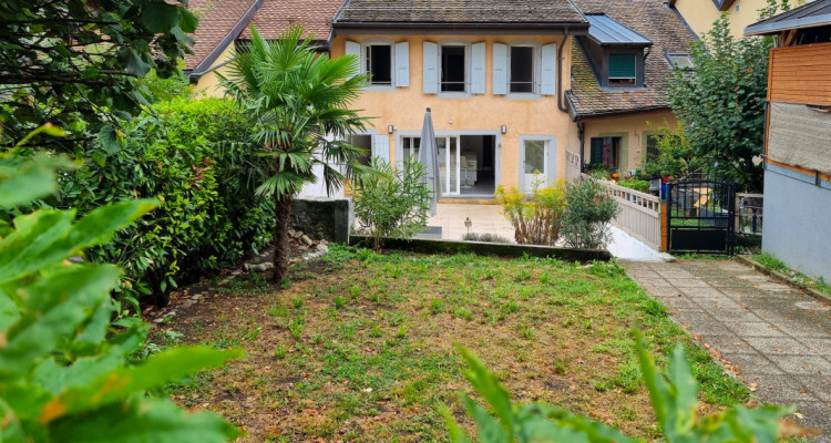 Rare maison vigneronne au centre du village de Tartegnin image 1