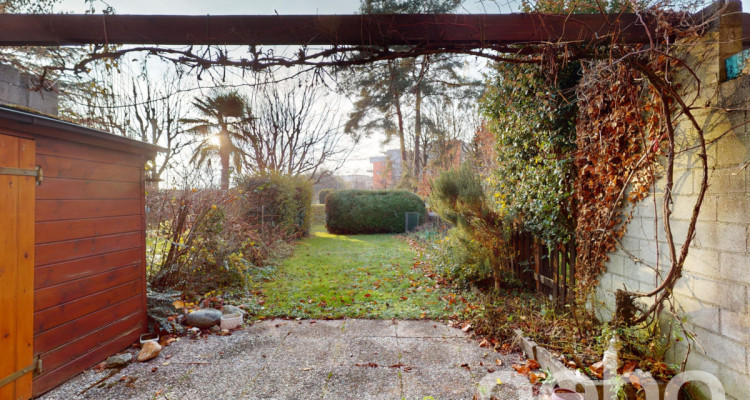 Maison contiguë avec terrasse et jardin, emplacement idéal - à rénover image 2