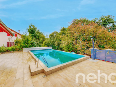 Maison familiale avec piscine extérieure et atelier au sous-sol ! image 1