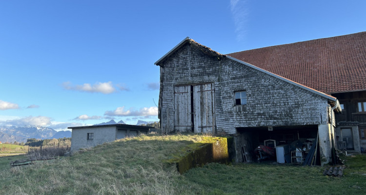 Ferme fribourgeoise à rénover avec un potentiel de construction exceptionnel ! image 1