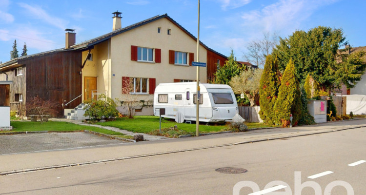 4.5-Zimmer Doppeleinfamilienhaus mit grosszügigem Garten und Werkstatt image 1