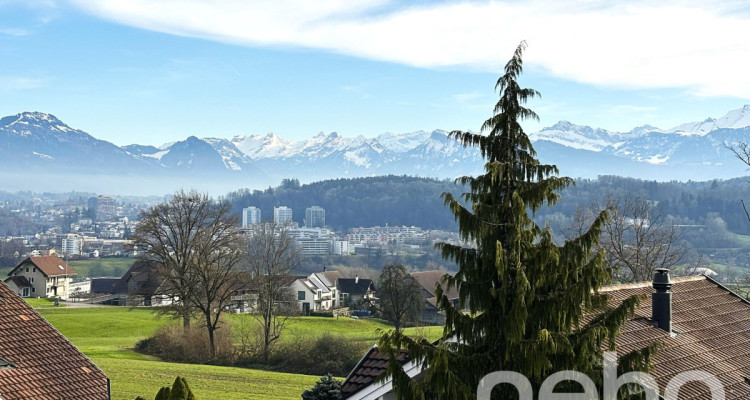 Dachwohnung mit fantastischer Bergsicht und einem separaten Studio image 1