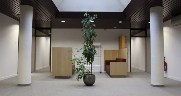Bureau indépendant et lumineux de 32m2 + salle de réunion agencée image 3