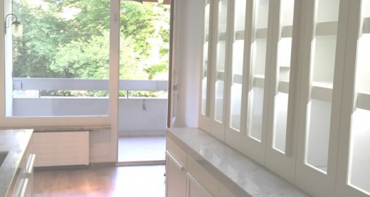 LUXUEUX APPARTEMENT DANS UN ÉCRIN DE VERDURE A DEUX PAS DU CENTRE image 3