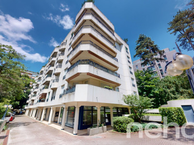 Entouré de verdure image 12