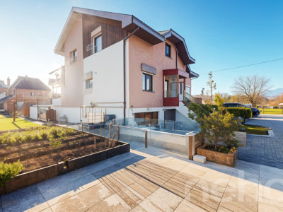 Magnifique maison mitoyenne rénovée avec des matériaux de qualités image 1