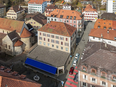 Bel immeuble mixte au coeur de St-Imier avec bon rendement! image 1
