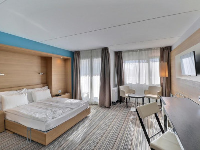 GRANDE CHAMBRE MEUBLEE DANS LHOTEL MONA image 4