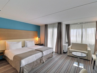 GRANDE CHAMBRE MEUBLEE DANS LHOTEL MONA image 5