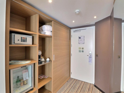 GRANDE CHAMBRE MEUBLEE DANS LHOTEL MONA image 7