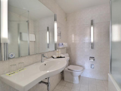 GRANDE CHAMBRE MEUBLEE DANS LHOTEL MONA image 8