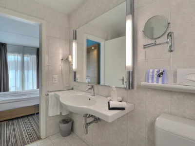 GRANDE CHAMBRE MEUBLEE DANS LHOTEL MONA image 9