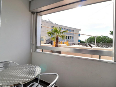 GRANDE CHAMBRE MEUBLEE DANS LHOTEL MONA image 10