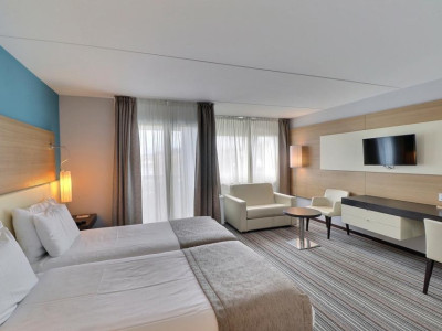 GRANDE CHAMBRE DOUBLE DANS HOTEL MONA image 3