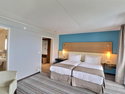 GRANDE CHAMBRE DOUBLE DANS HOTEL MONA image 5