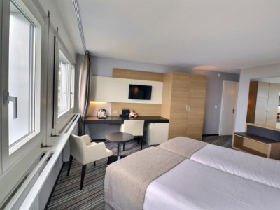 GRANDE CHAMBRE DOUBLE DANS HOTEL MONA image 7