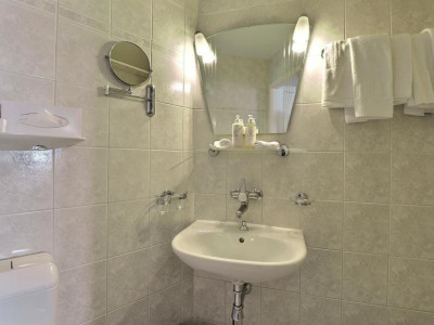 GRANDE CHAMBRE DOUBLE DANS HOTEL MONA image 8