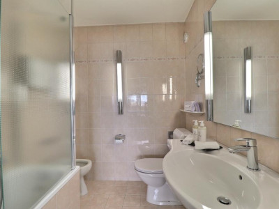 GRANDE CHAMBRE DOUBLE DANS HOTEL MONA image 9