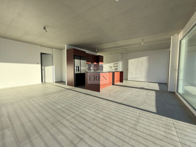 Superbe attique 4 pièces avec façades vitrées et grand balcon-terrasse panoramique de 45 m2 image 4