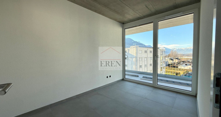 Superbe attique 4 pièces avec façades vitrées et grand balcon-terrasse panoramique de 45 m2 image 11