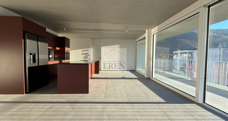 Superbe attique 4 pièces avec façades vitrées et grand balcon-terrasse panoramique de 45 m2 image 5