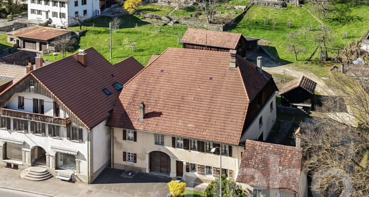 Magnifique ferme avec grange aménageable et terrain à bâtir à Court image 1
