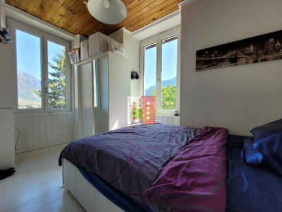 Maison individuelle baignée de lumière image 9