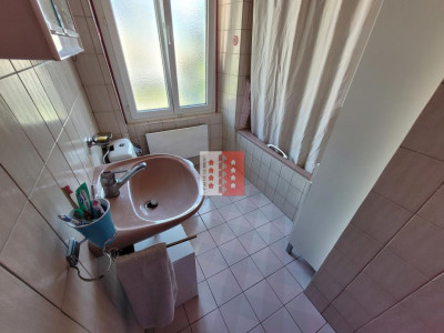 Maison individuelle baignée de lumière image 10