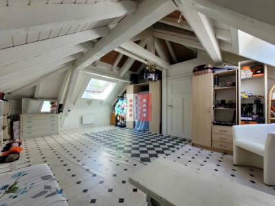 Maison individuelle baignée de lumière image 12