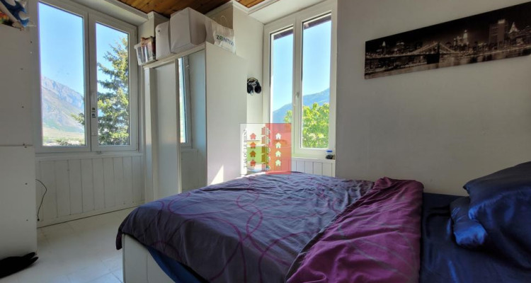 Maison individuelle baignée de lumière image 9