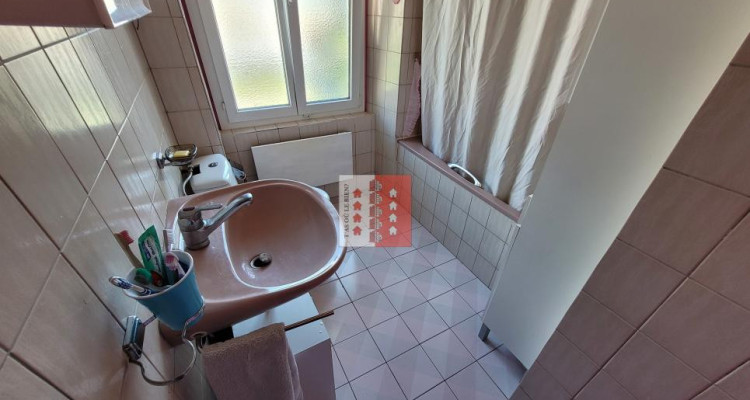 Maison individuelle baignée de lumière image 10