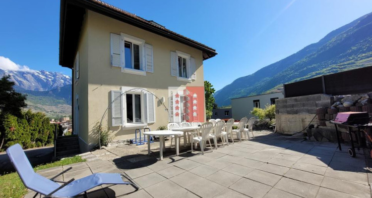 Maison individuelle baignée de lumière image 1