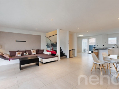 Villa mitoyenne sur 3 niveaux ? Lumineuse et idéalement située image 4