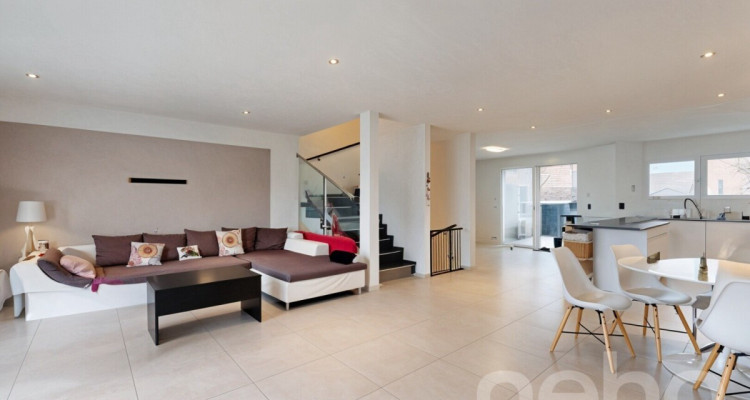 Villa mitoyenne sur 3 niveaux ? Lumineuse et idéalement située image 4