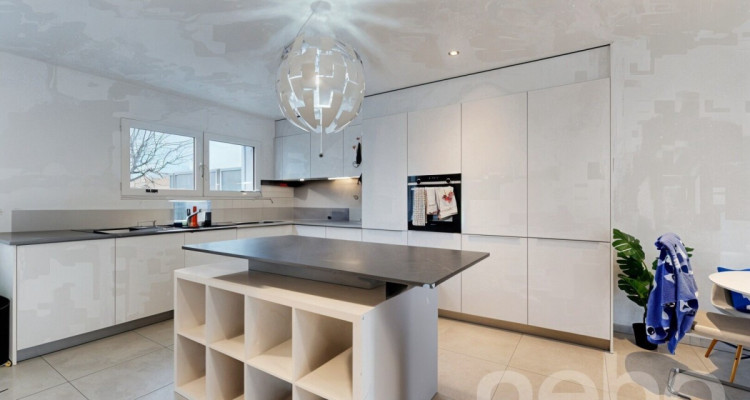 Villa mitoyenne sur 3 niveaux ? Lumineuse et idéalement située image 8