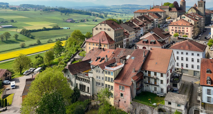 Bel immeuble de rendement à réinventer dans le centre historique image 1