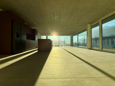 Attique panoramique 4,5 pièces entièrement vitrés avec balcon-terrasse en angle de 72m2 image 1