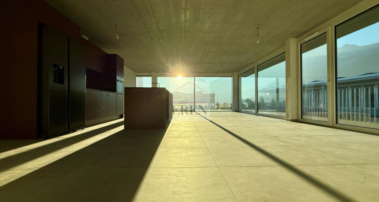 Attique panoramique 4,5 pièces entièrement vitrés avec balcon-terrasse en angle de 72m2 image 1