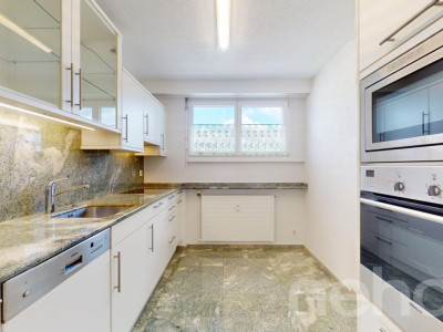 Renovierte 2.5-Zimmer-Attikawohnung in ruhiger Lage mit Balkon image 8