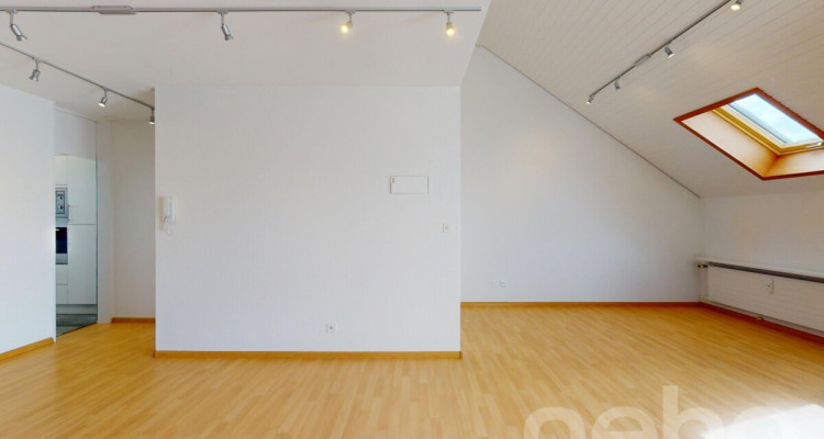 Renovierte 2.5-Zimmer-Attikawohnung in ruhiger Lage mit Balkon image 4