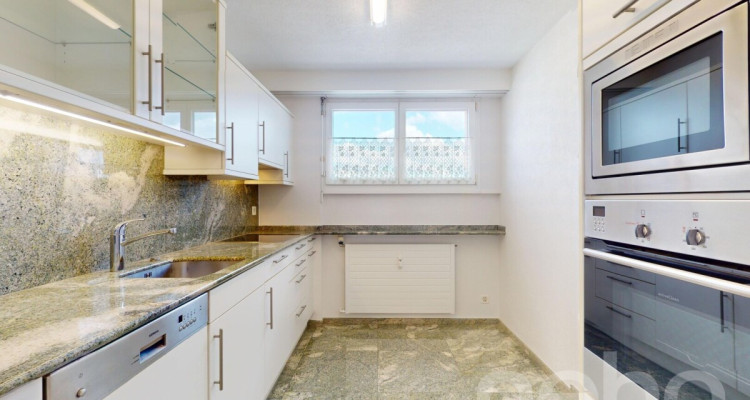 Renovierte 2.5-Zimmer-Attikawohnung in ruhiger Lage mit Balkon image 8