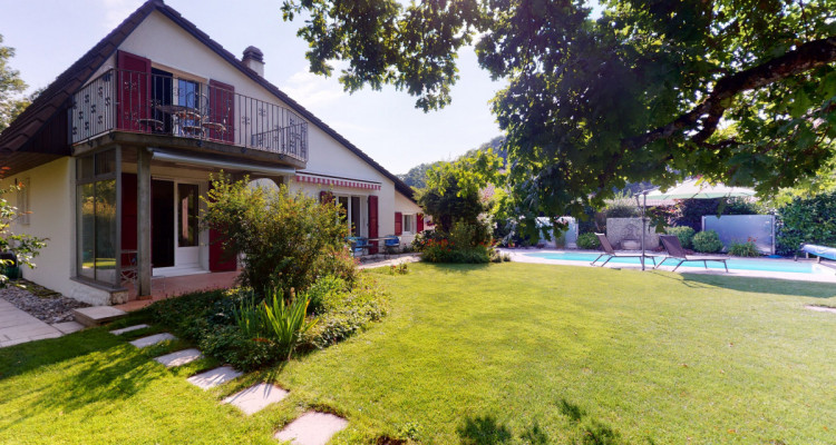 En exclusivité Belle villa avec piscine dans un écrin de verdure image 1