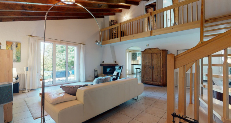 En exclusivité Belle villa avec piscine dans un écrin de verdure image 2